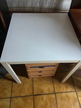 Mesa blanca de comedor o cocina