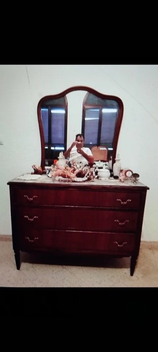 Cómoda antigua de madera oscura