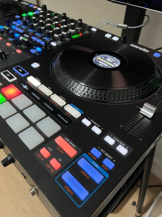 Controlador DJ Rane Four + mesa soporte +cubierta