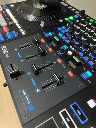 Controlador DJ Rane Four + mesa soporte +cubierta