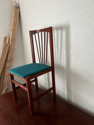 Mesa con 4 sillas en buen estado lo vengo porque n