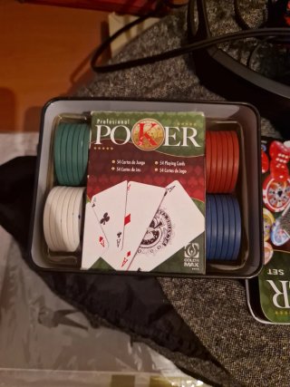 Fichas de póker y cartas_juego profesional