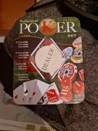 Fichas de póker y cartas_juego profesional