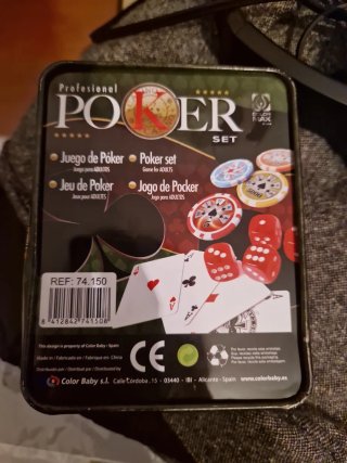 Fichas de póker y cartas_juego profesional