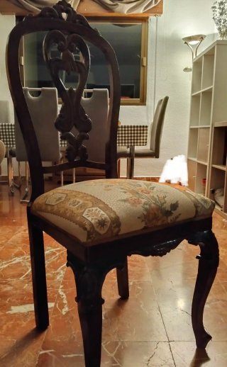 Silla de comedor antigua con tapizado floral