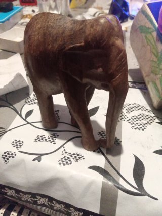 Elefante de madera tallada