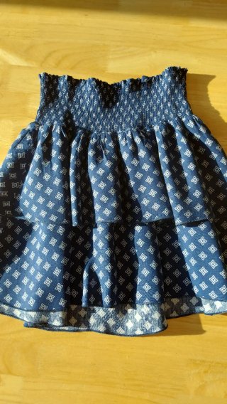 Falda H&M corta en azul, con estampado blanco.