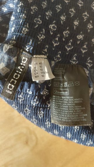 Falda H&M corta en azul, con estampado blanco.