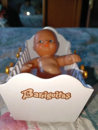 Cuna 20€  y muñeca Barriguita 10€