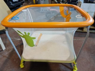 Parque infantil con jirafa y aros