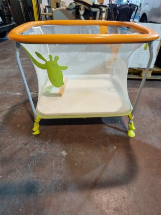 Parque infantil con jirafa y aros