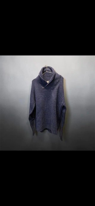 Jersey azul con cuello vuelto