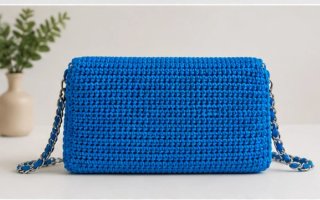 Bolso crochet azul hecho a mano con cadena