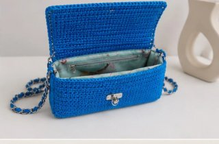 Bolso crochet azul hecho a mano con cadena