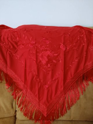 Mantón rojo bordado con flecos