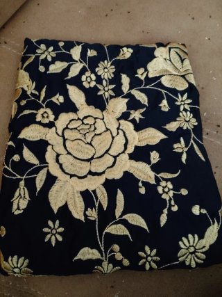 Mantón bordado negro y dorado