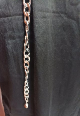 Vestido negro con cinturón de cadena