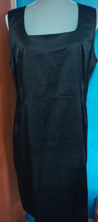 Vestido negro con cinturón de cadena