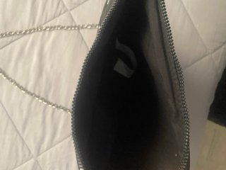 Bolso negro con cadena y tachuelas