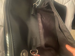 Bolso negro con cadena y tachuelas