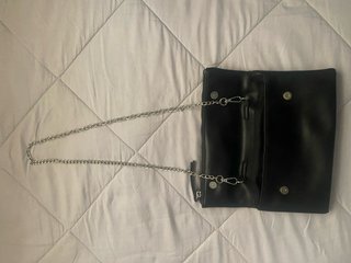 Bolso negro con cadena y tachuelas
