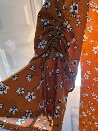 Vestido Mango floral mostaza talla M