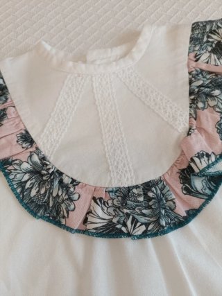 Conjunto niña: blusa blanca y falda floral
