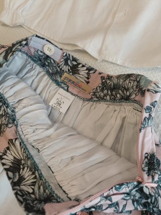 Conjunto niña: blusa blanca y falda floral