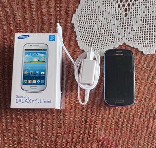Samsung Galaxy S III mini + Cargador
