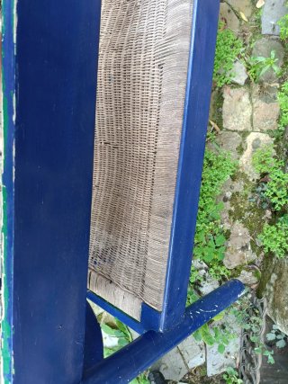 Banco de madera y rafia azul y beige