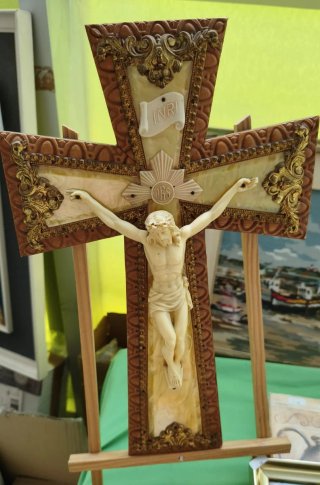 Crucifijo de madera y nácar