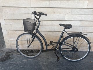 Bicicleta de ciudad negra con cesta
