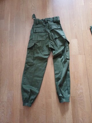 Chaqueta y pantalon militar verde