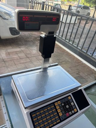 Báscula con ticket necesita estar enchufada