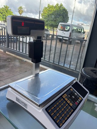 Báscula con ticket necesita estar enchufada