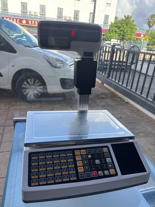 Báscula con ticket necesita estar enchufada