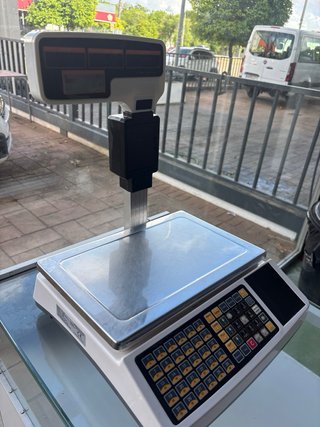 Báscula con ticket necesita estar enchufada