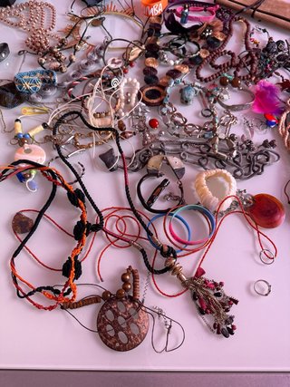 Lote bisutería varios collares y pulseras