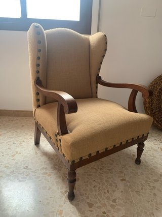 Butaca orejera tapizada arpillera madera