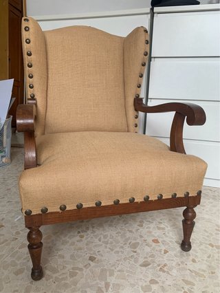 Butaca orejera tapizada arpillera madera