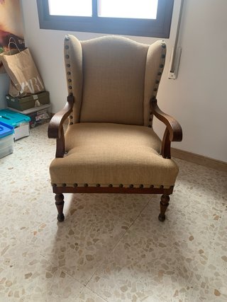 Butaca orejera tapizada arpillera madera
