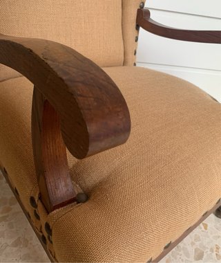 Butaca orejera tapizada arpillera madera