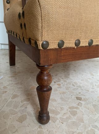 Butaca orejera tapizada arpillera madera