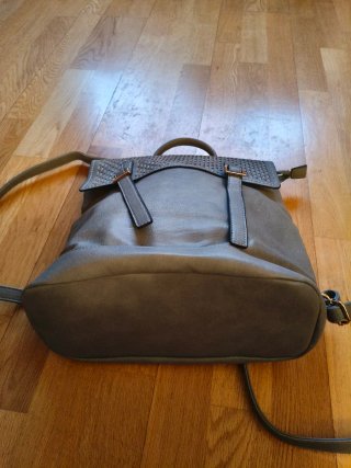 Mochila gris con diseño perforado