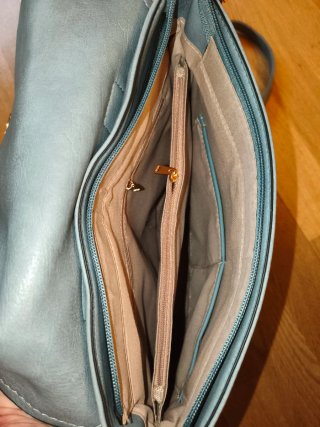 Mochila gris con diseño perforado
