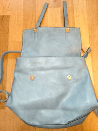 Mochila gris con diseño perforado