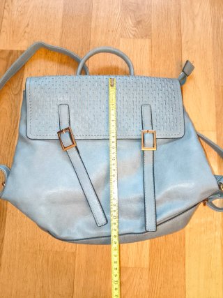 Mochila gris con diseño perforado