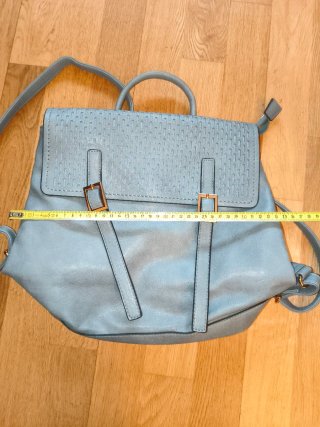 Mochila gris con diseño perforado
