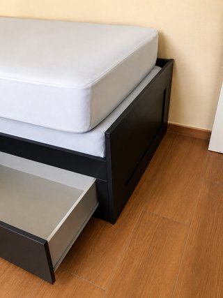 Cama IKEA negra con 2 cajones