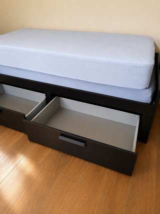 Cama IKEA negra con 2 cajones